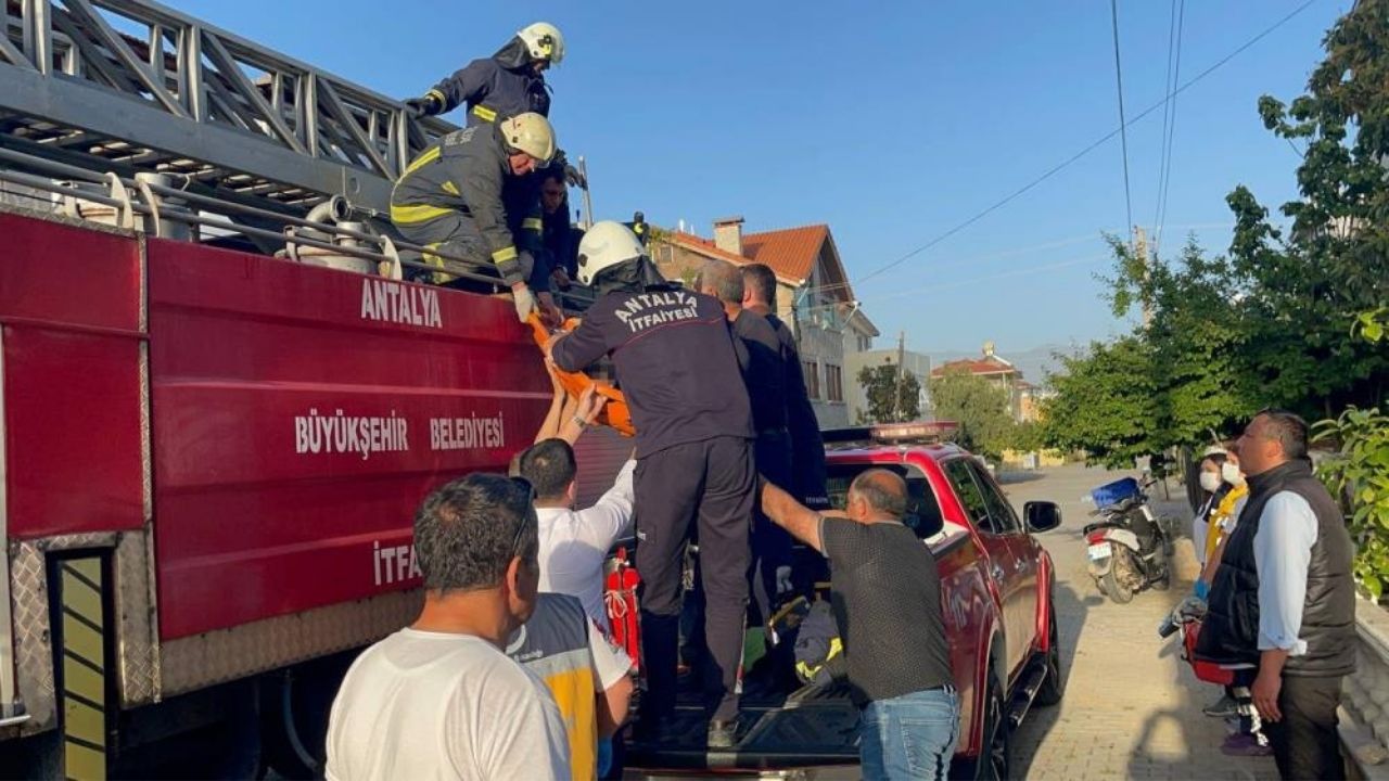 Antalya'da tüyler ürperten görüntü! Budamak için çıktığı ağaçta hayatını kaybetti